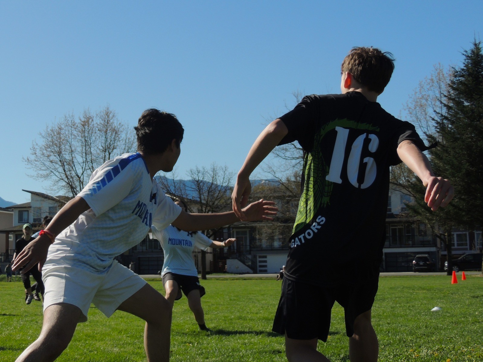 Mid-point battle at an ultimate frisbee game